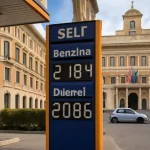 Carburanti, il MEF valuta le accise mobili: Urso spiega il meccanismo che usa l’extragettito IVA