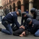 Bologna, Fakir Abderrahim a terra tra tre uomini: il video che il dibattito politico ha oscurato